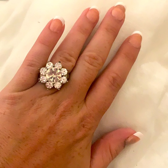 Beautiful costume ring - Picture 1 of 1